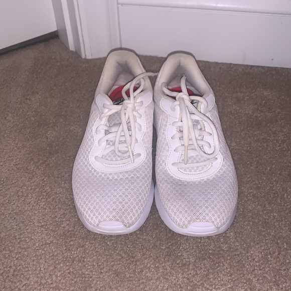 Nike sneakers. Women’s size 7. Good condition - Picture 4 of 4